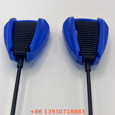 Capuz de reabastecimento versátil equipado com tubo para distribuição de líquidos precisos em ambientes médicos e de laboratório